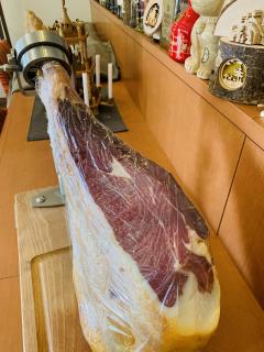 生ハムの原木は12月のお楽しみ♪